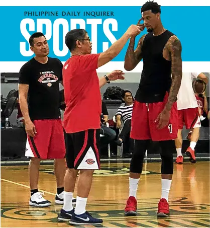  ?? —DENISON REY A. DALUPANG ?? Chris McCollough receives instructio­ns from Beermen coach Leo Austria.