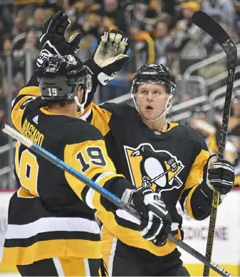  ?? Peter Diana/Post-Gazette ?? Penguins defenseman Olli Maatta celebrates his goal with center Derick Brassard.