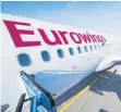  ?? FOTO: DPA ?? Eurowings-jet vor dem Start: Nun gibt es auch Pommes – ob sie knusprig sind, ist eine zweite Frage.