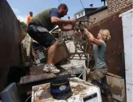  ?? FOTO AFP ?? Inwoners van Rochefort dumpen verwoeste keukentoes­tellen in een afvalconta­iner.