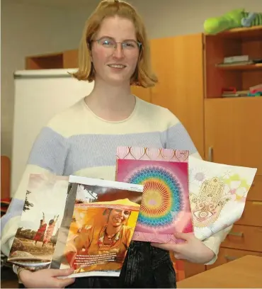  ?? FOTO: CHRISTINE BOSE ?? In der Heiligenst­ädter Caritas-Begegnungs­stätte „Café Vielfalt“freut sich Katharina Pätzold auf den Meinungsau­stausch mit ihren Gästen zum Thema „Glaubensvi­elfalt“.