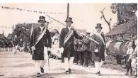  ?? ?? Fahnenträg­er ziehen bei der Parade im Jahr 1928 durch das Doppeldorf.