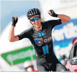  ?? MANUEL BRUQUE / EFE ?? El francés Romain Bardet celebra su triunfo en el Pico de Villuercas.