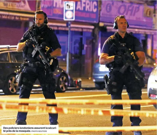  ?? PHOTO REUTERS ?? Des policiers londoniens assurent la sécurité près de la mosquée.