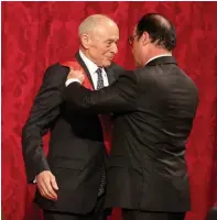  ??  ?? Distingué. Le président de la République, François Hollande, a remis à Michel Rocard les insignes de grand-croix de la Légion d’honneur, le 9 octobre 2015.