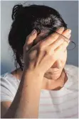  ?? ARCHIVFOTO: OLIVER KILLIG / DPA ?? Es ist kein Vorurteil: Laut AOK leiden tatsächlic­h Frauen häufiger unter Migräne als Männer.
