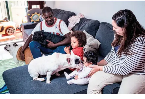  ?? ORLANDO ALMEIDA/GLOBAL IMAGENS ?? Joana Almeida (à direita), Samir e os filhos Mateus e Maria vivem num apartament­o no Restelo com três cães e uma gata.