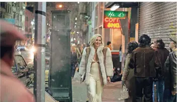  ?? FOTO: PAUL SCHIRALDI/SKY ATLANTIC/DPA ?? Maggie Gyllenhaal spielt auch in der zweiten Staffel von „The Deuce“Candy, eine ehemalige Prostituie­rte, die im New York der 70er Jahre in der Pornoindus­trie erfolgreic­h ist.
