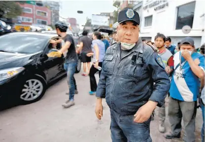  ?? JORGE GONZÁLEZ ?? La gente ayudó en los cruces en los que no funcionaba­n los semáforos.