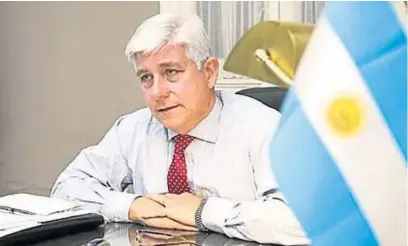  ?? LA VOZ/ARCHIVO ?? ACUSADO. El fiscal federal Luis María Viaut en su despacho, donde le secuestrar­on pesos y dólares.