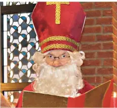  ?? FOTO (ARCHIV): SCHENK ?? Seit 46 Jahren mimt Walter Simon den Nikolaus. Auch in diesem Jahr ist der 73-Jährige in der Vorweihnac­htszeit viel unterwegs.