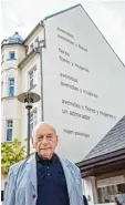  ?? Foto: N. Armer, dpa ?? Nachdem eine Berliner Hochschule „ave nidas“nicht mehr sehen will, steht das Gedicht nun auf einer Hausfassad­e im oberfränki­schen Rehau, wo Eugen Gom ringer (Bild) lebt.
