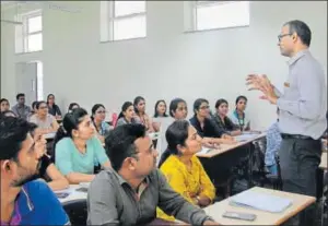  ?? HT PHOTO ?? Associate professor Dr Tapasvi Puwar with inservice registered nurses and Ayush practition­ers undergoing community health training at the Indian Institute of Public Health, Gandhinaga­r, Gujarat.