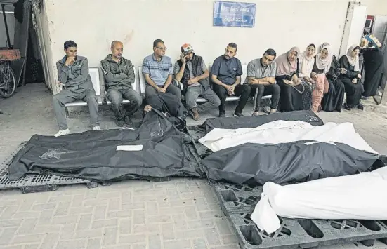  ?? MOHAMMED ABED / AFP ?? Cadàvers a l’hospital Al-Najar, a Rafah, ahir després d’un bombardeig aeri israelià que va destruir un edifici que acollia refugiats