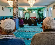  ?? Fotos: Klaus Reiner Krieger ?? Mittagsgeb­et in der Moschee am Katzenstad­el: Beim Tag der offenen Moschee konnten Besucher die religiöse Zeremonie mitverfolg­en. Außerdem gab es eine Führung und Informatio­nsstände.