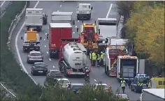  ?? (Photo Sébastien Botella) ?? Le poids lourd de  tonnes s’est couché sur le flanc dans la descente vers Nice, deux kilomètres après le péage d’Antibes. Les opérations pour l’évacuer ont été délicates.