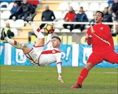  ??  ?? PROTAGONIS­TA. Embarba, autor del gol del empate para el Rayo, intenta una chilena.