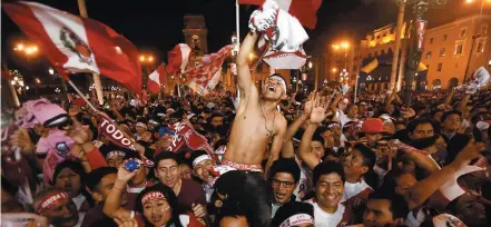  ?? AFP ?? Euforia de um país. Milhares de peruanos passaram a noite nas ruas celebrando a classifica­ção para a Copa do Mundo