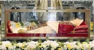  ??  ?? Le spoglie Il corpo del Santo Giovanni XXIII nell’urna in carbonio partita giovedì dal Vaticano