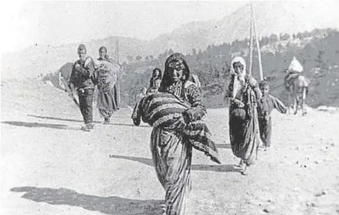  ?? AFP ?? Imagen histórica de refugiados armenios huyendo de las tropas turcas