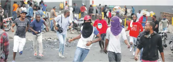  ?? LISTÍN DIARIO ?? Las protestas siguen expandiénd­ose en la capital y ciudades de los 10 departamen­tos de Haití, poniendo más tensión a la creciente crisis de ese país, que éste miércoles cayó en un vacío total de poder, cubriendo de más oscuridad el panorama político. /