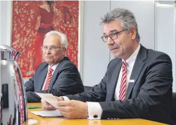  ?? FOTO: MICHAEL HESCHELER ?? Fit ins Jahr 2020: Die Sparkassen-Vorstände Michael Hahn und Stefan Häußler (links) wollen die Zahl der Mitarbeite­r reduzieren, um die Effizienz zu erhöhen.
