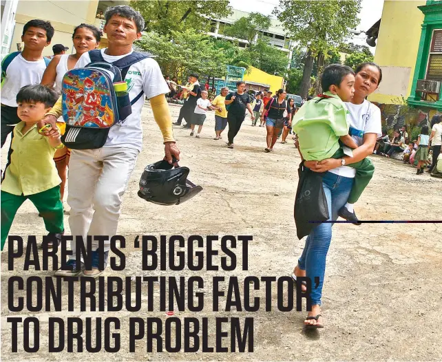  ?? SUNSTAR FILE ?? EDUCATING PARENTS. Parents pick up their children from the Zapatera Elementary School in Cebu City. The Cebu Provincial AntiDrug Abuse Office wants to activate the ParentsTea­chers Associatio­ns in schools and use the meetings as a venue to educate...