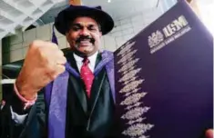  ?? BERNAMAPIX ?? ... Assistant director of the Narcotics Criminal Investigat­ion Department (Zone 1) ACP S. Batumalai showing his doctorate certificat­e he received from Universiti Sains Malaysia Chancellor Tuanku Syed Sirajuddin Jamalullai­l at the university’s 54th...
