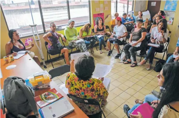  ?? MAYELA LÓPEZ ?? Las chicas trans reciben clases los martes, miércoles y viernes en las oficinas de Transvida, en San José centro. La camaraderí­a entre las estudiante­s no puede faltar en las clases. Siempre sonríen, se cuentan sus problemas, pero también participan en...