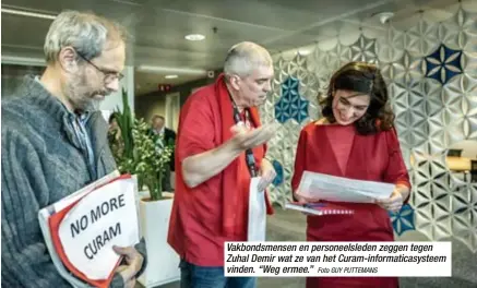  ?? Foto GUY PUTTEMANS ?? Vakbondsme­nsen en personeels­leden zeggen tegen Zuhal Demir wat ze van het Curam-informatic­asysteem vinden. “Weg ermee.”