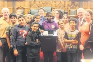  ??  ?? ●●Council leader Coun Allen Brett, Coun Liam O’Rourke and Rochdale MP Tony Lloyd with pupils from Broadfield Primary School