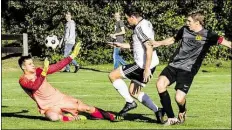  ?? BILD: TINO JELKEN ?? Torchance: Manuel Wellmann (Mitte) bringt den Ball an FCOKeeper Max Schwarzer vorbei, trifft aber nicht.