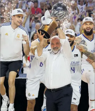  ?? ?? Pablo Laso levanta el título de Liga, su trofeo número 22, el pasado 19 de junio en el WiZink Center.