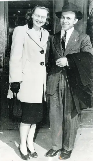  ?? ASSOCIATED PRESS FILES ?? David Shugar and his wife, Grace, in Ottawa on March 15, 1946, after Shugar posted bail following his arrest on suspicion of spying. He would never feel welcome in Canada again.
