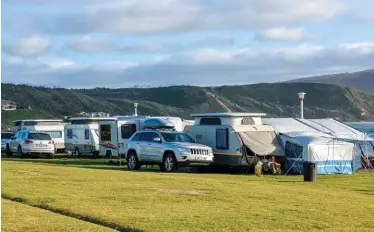  ??  ?? GEWILDE PLEKKIE. Jy moet vroeg spring om in die besige tye plek by die Buffelsbaa­i-woonwapark te kry. Die kampterrei­n lê op ’n skiereilan­d, wat beteken jy is basies omring deur die see wanneer jy jou tentpenne hier inslaan. Trouens, die see kan skaars nader aan jou wees.