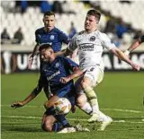  ??  ?? Frankfurts Luka Jovic (Mitte) schießt an Limassols Dylan Ouedraogo (l.) vorbei aufs Tor. Foto: dpa