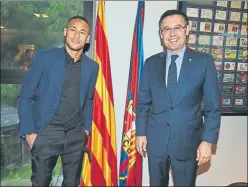  ?? FOTO: FC BARCELONA ?? Neymar y Josep Maria Bartomeu, tras la última renovación en 2016