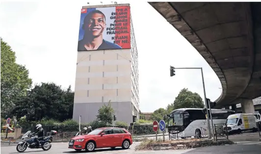  ?? FOTO: IMAGO ?? „1998 (damals gewann Frankreich die WM im eigenen Land) war ein großes Jahr für den französisc­hen Fußball. Kylian wurde geboren.“Ein riesiges Plakat im Pariser Vorort Bondy zeigt den berühmtest­en Sohn der Stadt.