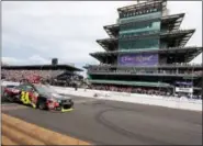  ?? THE ASSOCIATED PRESS FILE PHOTO ?? Jeff Gordon crosses the finish line to win the 2014 Brickyard 400 at Indianapol­is Motor Speedway.