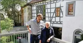 ??  ?? Bauherr Frank Orschler und Architekti­n Annegret Herbst auf der neu angelegten Terrasse, die zur Wohnung im Obergescho­ss gehört. Foto: Lydia Werner