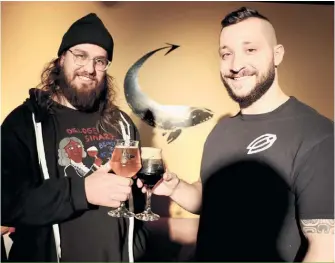  ??  ?? Jérémie Tremblay et Maxime Dionne trinquent au succès de la nouvelle bière aux grillons unique au Canada et aux États-Unis.