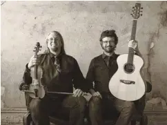  ?? PHOTO FOURNIE ?? Les membres de Genticorum, Pascal Gemme et Yann Falquet, sont les deux principaux ambassadeu­rs de la musique trad québécoise.