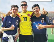  ??  ?? Três portuguese­s com camisolas do Japão e da Colômbia, as equipas pelas quais torcem quando Portugal não joga