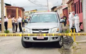  ?? FOTO: JOHN DURÁN ?? El portón de la casa fue forzado por los familiares, ellos encontraro­n al oficial muerto en la sala.