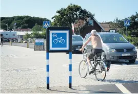  ?? Bild: Annika Karlbom ?? En cykelgata är en gemensam väg för cyklister och bilister. Där förväntas bilisterna hålla cykelfart.