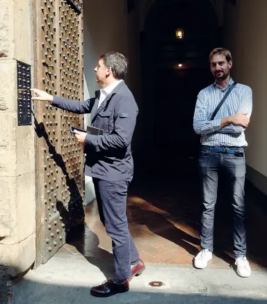  ??  ?? Matteo Renzi suona il campanello della sede della Stanford University in via dei Bardi, dove ieri ha tenuto la sua prima lezione