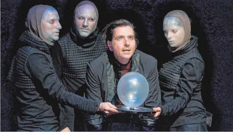  ?? FOTO: THEATER AALEN/PETER SCHLIPF ?? Lord Macbeth (vorne: Arwid Klaws) ist jedes Mittel recht, um König zu werden, auch die Hilfe der dunklen Mächte (von links: Robert Buschbache­r, Emilien Truche und Anne Brüssau).