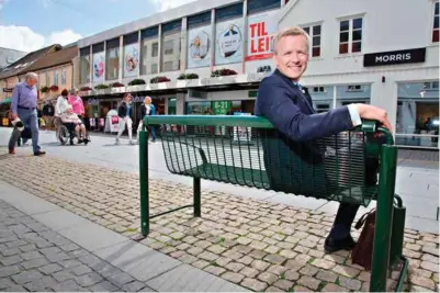  ?? FOTO: VEGARD DAMSGAARD ?? – En by med ambisjoner om å være turistby må tilby gratis wifi, mener Jørgen Kristianse­n, her på en tradisjone­ll benk i Markens.