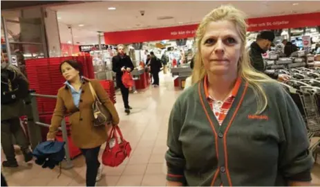  ?? FOTO: KEVIN WEDIN ?? VILL HA HJÄLP ATT HJÄLPA. Ann Karinsdott­er har arbetat som butikschef på Hemköp i Mörby sedan i december. Nu letar hon efter tips på lokal samarbetsp­artner för att skänka mat.