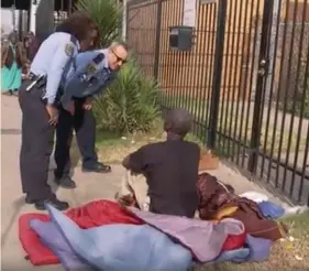  ??  ?? Part of the job for officers on the Houston Police Department’s Homeless Outreach Team is to arrange social services for troubled individual­s they encounter on the street.